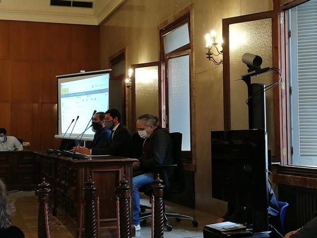 El acusado por la muerte de una mujer de la Colonia de Sant Jordi en 2019, sentado en la Audiencia Provincial para el juicio.