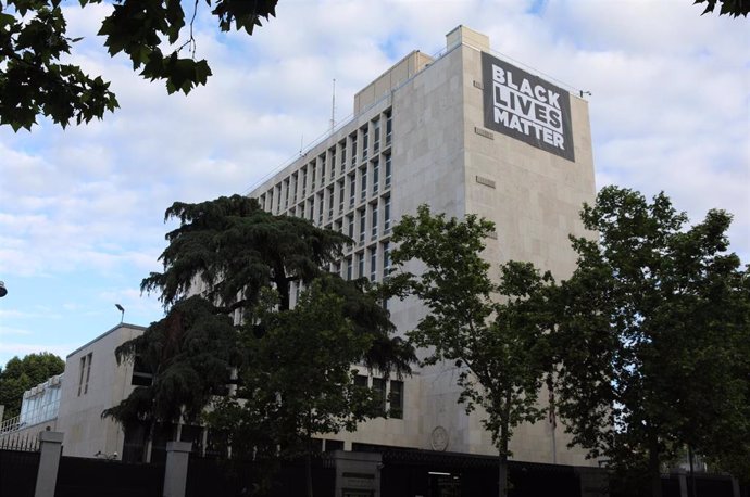 Pancarta de 'Black Lives Matter' en la Embajada de Estados Unidos en Madrid