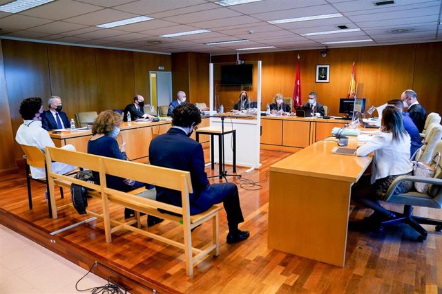 Francisco Nicolás Gómez Iglesias (i-blanco), más conocido como el Pequeño Nicolás, sentado en el banquillo de los acusados para declarar en un juicio en la Audiencia Provincial de Madrid, a 20 de mayo de 2021, en Madrid, (España). Gómez Iglesias está acus