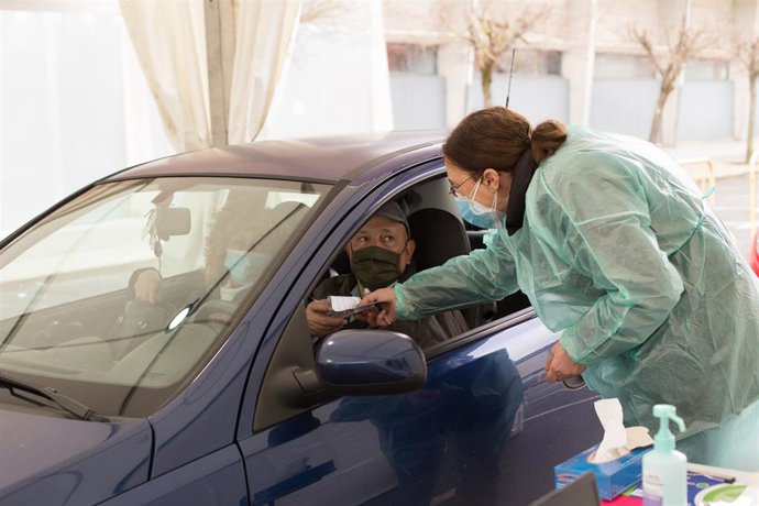 Archivo - Una sanitaria atiende a una persona que ha acudido a realizarse un test 