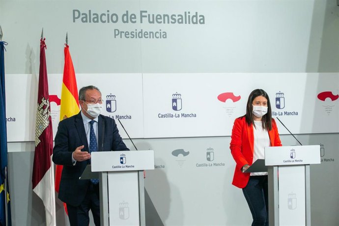 El consejeros de Hacienda y Administraciones Públicas, Juan Alfonso Ruiz Molina, y la consejera de Bienestar Social, Bárbara García, en rueda de prensa.