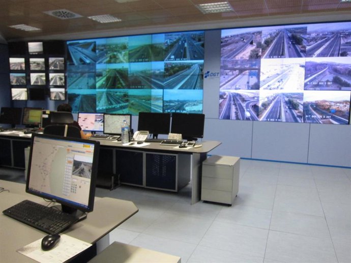 Archivo - Sala de control de la Dirección General de Tráfico (DGT) en Valencia