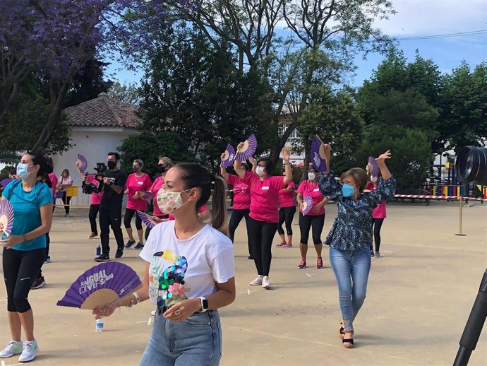 Mujeres participan en el programa de Diputación de Cádiz 'A nuestra Salud', celebrado en Alcalá de los Gazules.