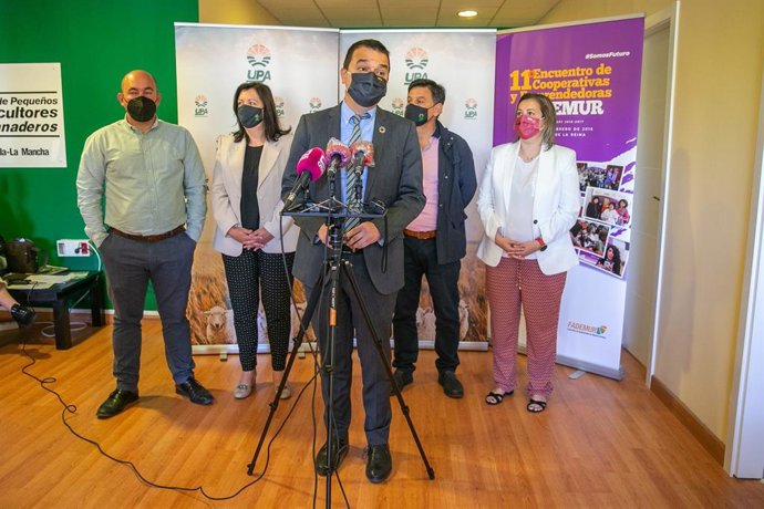 El consejero de Agricultura, Agua y Desarrollo Rural, Francisco Martínez Arroyo, en el Comité Regional de UPA C-LM