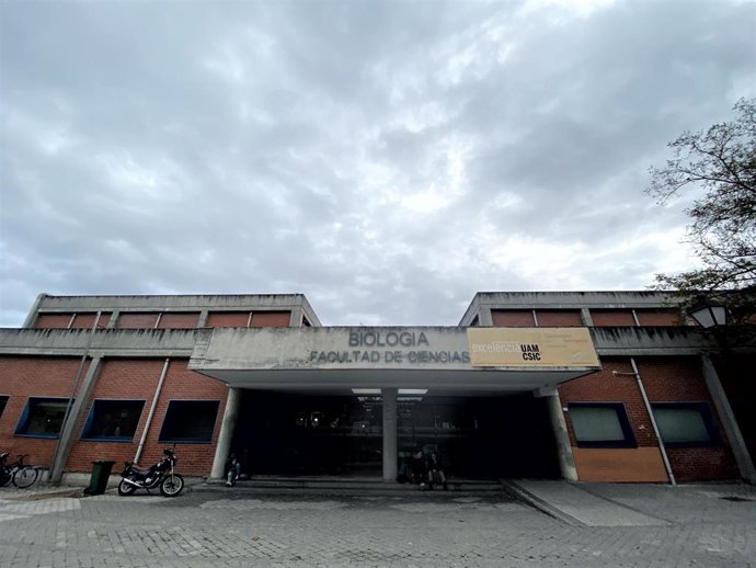 Archivo - Entrada del edificio de Biología de la facultad de Ciencias de la Universidad Autónoma de Madrid, en Madrid (España), a 14 de noviembre de 2019