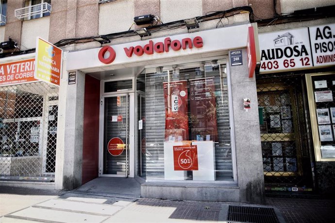 Archivo - Imagen de una tienda de la compañía telefónica Vodafone en Madrid.