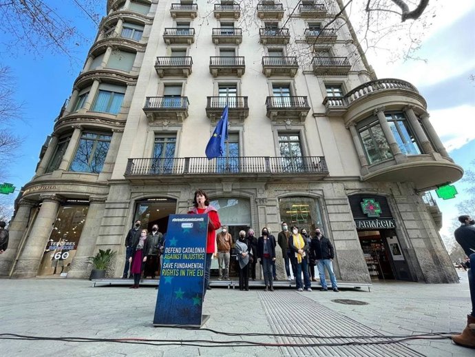 Archivo - La presidenta de la ANC, Elisenda Paluzie, junto a otros representantes de la sociedad civil en rueda de prensa en Barcelona el 9 de marzo de 2021.