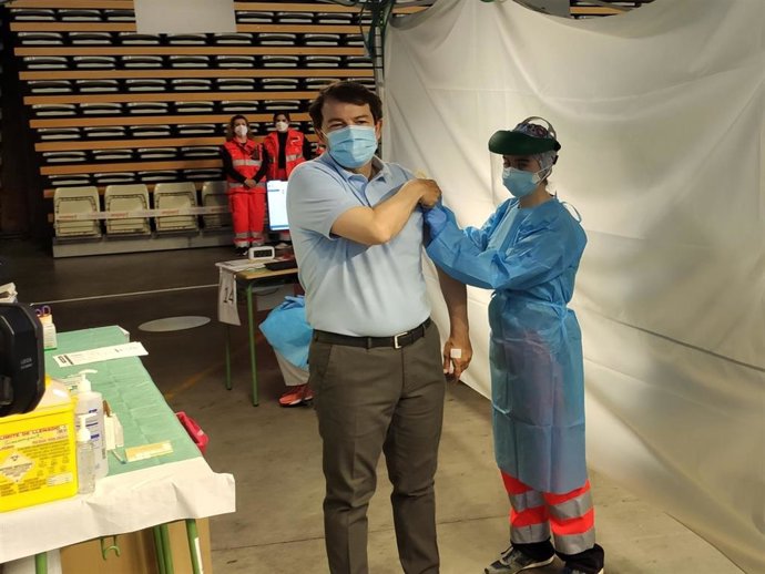 El presidente de la Junta de Castilla y León, Alfonso Fernández Mañueco, recibe en Salamanca la primera dosis de la vacuna contra el COVID-19.