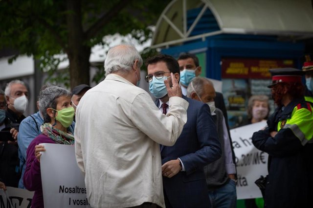 El presidente de la Generalitat, Pere Aragonès, escucha las reivindicaciones de los vecinos de Sabadell frente al Hospital Parc Taulí