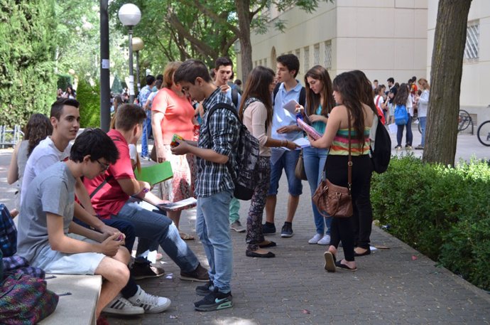 Archivo - Universitarios, Universidad, examen, estudiantes, jóvenes, estudios