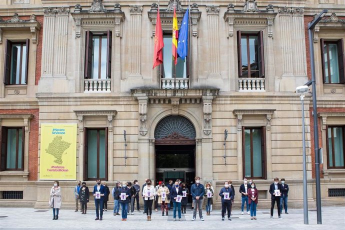 Concentración frente al Parlamento de Navarra en repulsa del último asesinato de violencia de género