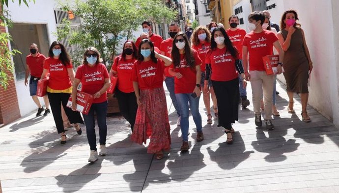 Equipo de la candidatura de Juan Espadas al acudir a entregar avales a la sede del PSOE-A para las primarias para la candidatura a la Junta.