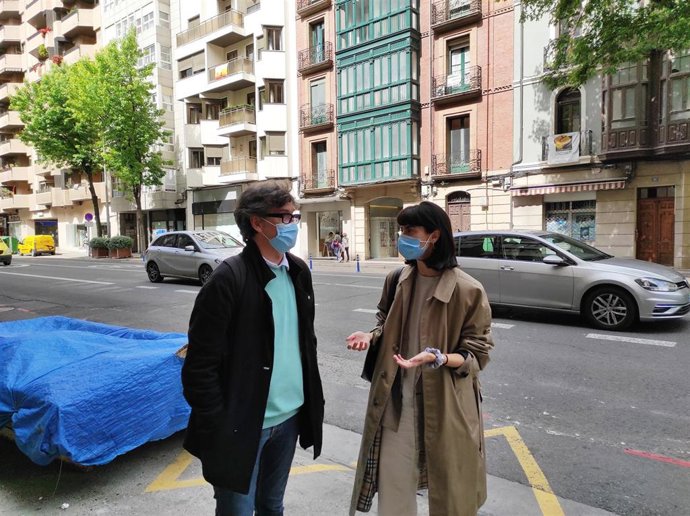 Los concejales del PP de Logroño, Antonio Ruiz y Patricia Lapeña, en Vara de Rey donde han presentado una serie de propuestas para la zona