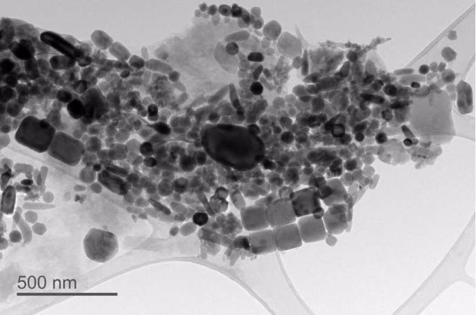 Imágenes de microscopio electrónico de transmisión de magnetofósiles con ejemplos de cuboctaedros (centro superior, redondeado) y prismas alargados (centro inferior, cuadrado)