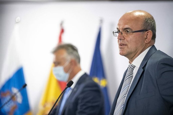 Delegado del Gobierno en Canarias, Anselmo Pestana, y en segundo plano el presidente de Canarias, Ángel  Víctor Torres