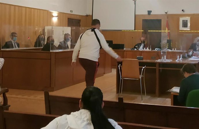 Uno de los acusados se dispone a subir al estrado para ratificar la condena pactada.