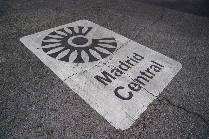 Una señal de Madrid Central en la carretera, a 11 de mayo de 2021, en Madrid (España). La zona de bajas emisiones que implementó la antigua alcaldesa del Ayuntamiento de Madrid en el centro de la capital el 30 de noviembre de 2018, conocida como Madrid 