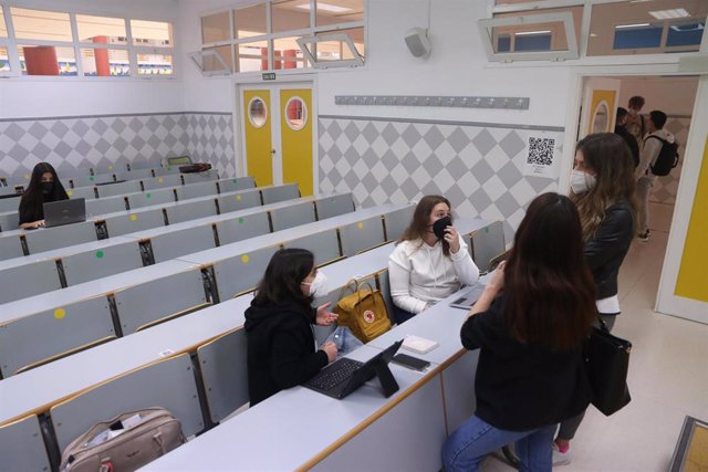 Archivo - Varios estudiantes de la Facultad de Derecho de la Universidad de Málaga (UMA)