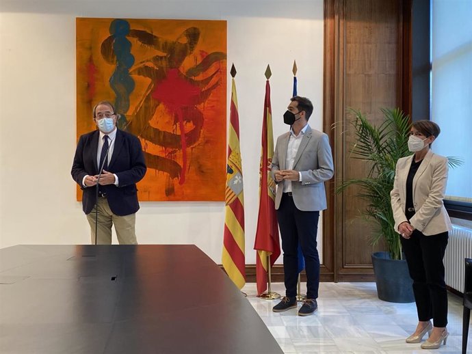 El consejero de Hacienda del Gobierno de Aragón, Carlos Pérez Anadón, y los concejales de Teruel Ramón Fuerte y Rocío Féliz de Vargas.