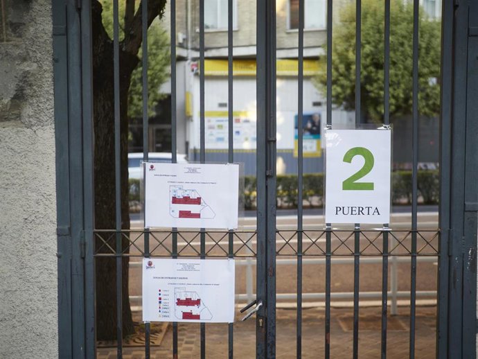 Archivo - Indicaciones de acceso en la puerta del  Colegio Público Víctor Pradera en el primer día de colegio del curso escolar 2020-2021en Pamplona, Navarra (España), a 4 de septiembre de 2020