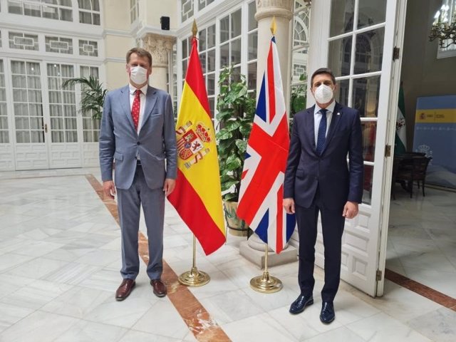 El delegado del Gobierno de España en Andalucía, Pedro Fernández, se ha reunido  con el embajador de Gran Bretaña en España, Hugh Elliott.