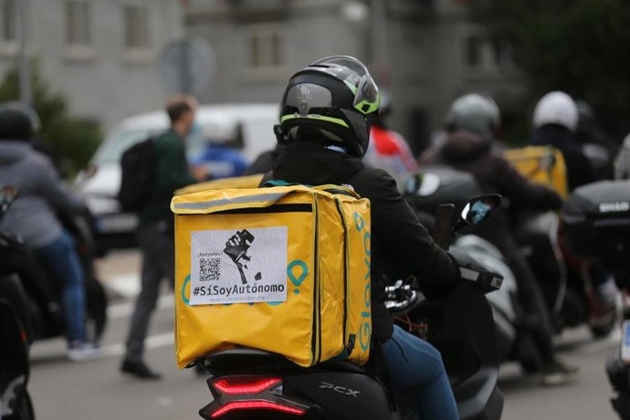 Varios riders de Glovo participan en una manifestación, en Moncloa, a 11 de mayo de 2021, en Madrid (España). 