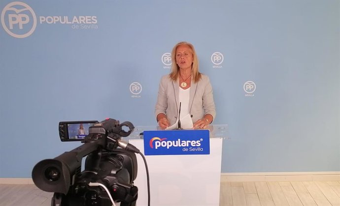 La portavoz del PP en el Ayuntamiento de Bormujos, Lola Romero, en rueda de prensa