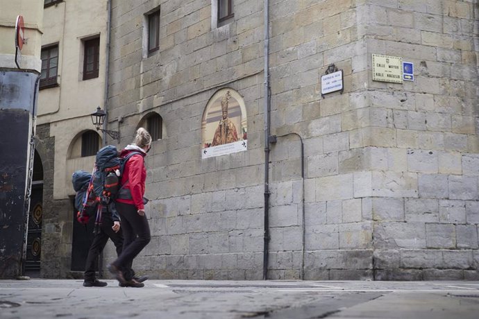 Archivo - Dos vecinos de Cascante (Navarra), Izaskun y Víctor realizan el Camino de Santiago a su paso por la Comunidad Foral de Navarra, (España), a 1 de abril de 2021