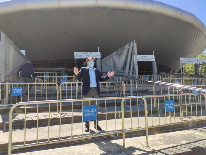 Fernández Mañueco antes de recibir la primera dosis de la vacuna contra la covid en Salamanca.
