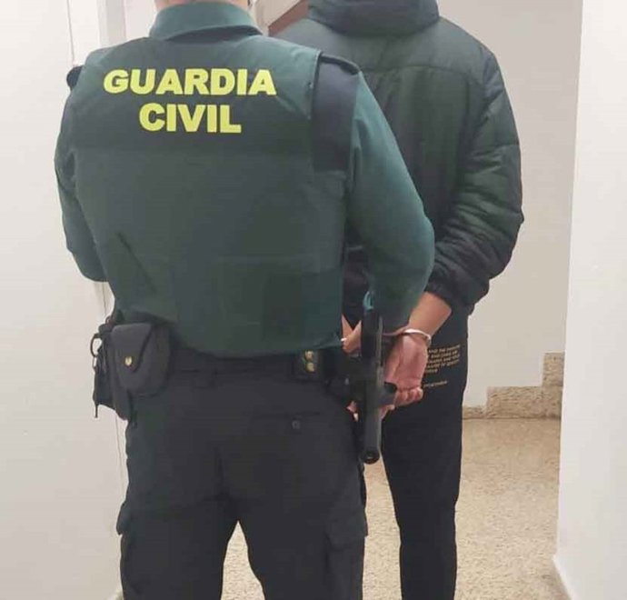 La Guardia Civil detiene a un hombre por varios robos en vehículos en Campos (Mallorca).