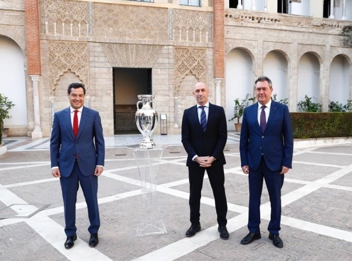 Luis Rubiales preside en Sevilla la foto oficial con el trofeo de la Eurocopa.