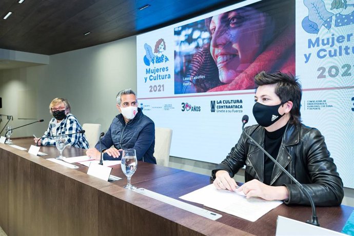 El vicepresidente y consejero de Universidades, Igualdad, Cultura y Deporte, Pablo Zuloaga, presenta en rueda de prensa la tercera edición del programa Mujeres y cultura.