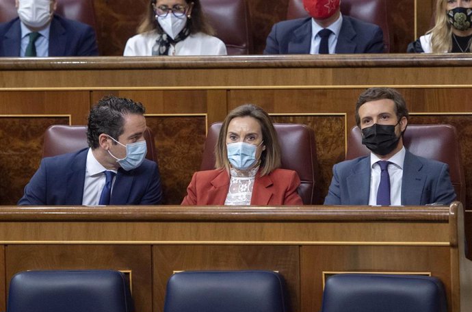 El secretario general del Partido Popular, Teodoro García Egea; la portavoz del PP en el Congreso de los Diputados, Cuca Gamarra; y el líder del PP, Pablo Casado, durante una sesión de control al Gobierno, a 19 de mayo de 2021.