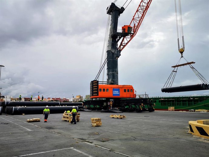 Descarga de tubos de un mercante