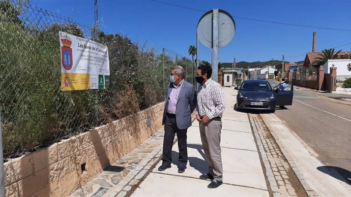 El subdelegado del Gobierno en Sevilla, Carlos Toscano, y el alcalde de Las Navas de la Concepción, Andrés Barrera