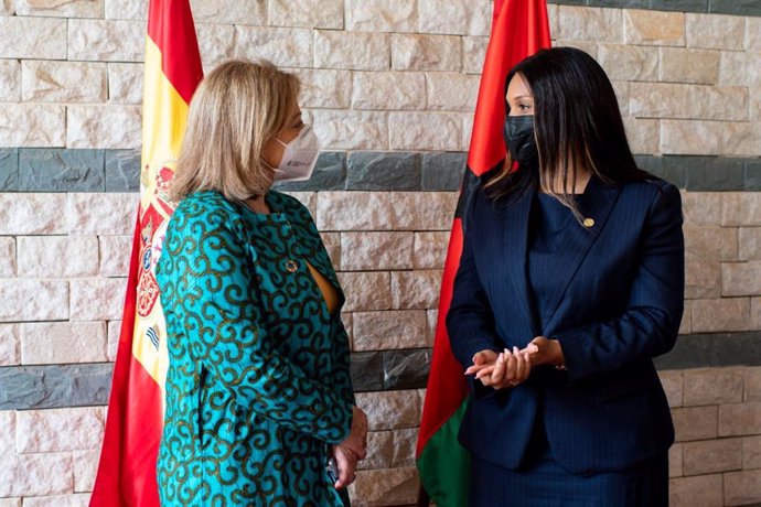 La secretaria de Estado de Exteriores, Cristina Gallach, y la ministra de Exteriores de Guinea Bissau, Suzi Barbosa, durante la visita de la primera al país africano