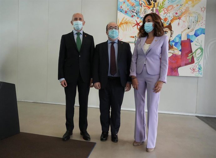 (I-D) El vicelehendakari y consejero de Seguridad, Josu Erkoreka; el ministro de Política Territorial y Función Pública, Miquel Iceta y la consejera de Gobernanza Pública y Autogobierno, Olatz Garamendi 