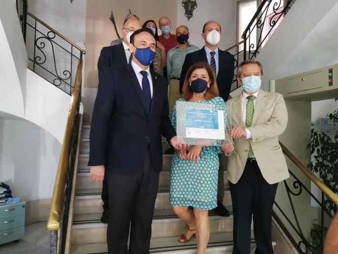 La delegada de Salud y Familias, María Jesús Botella (centro), entrega al rector de la UCO, José Carlos Gómez Villamandos (izda.), el certificado de adhesión a la Red Andaluza de Servicios Sanitarios y Espacios Libres de Humo (Rasselh)