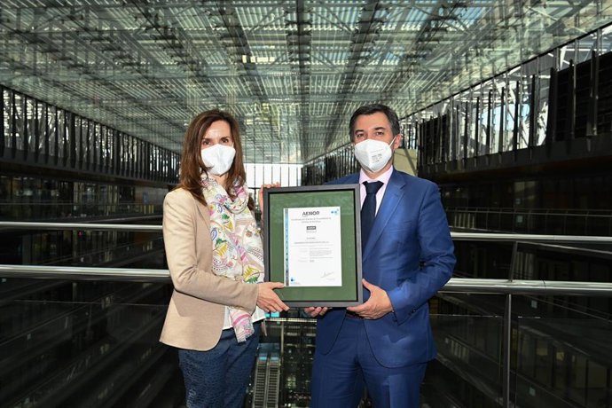 Esther Clemente, responsable de HSEQ  (Health, Safety, Environ.&Quality Iberia) de e-distribución, y Nicolás Henríquez, director de Ventas de Aenor durante la entrega del certificado
