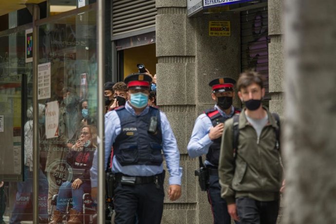 Protesta ante la sede de ERC en Barcelona, ocupada este martes por activistas de sindicatos de vivienda en protesta por el desahucio del bloque Llavors.