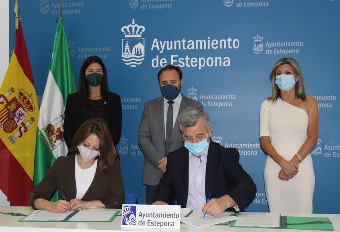 La delegada del Gobierno andaluz en Málaga, Patricia Navarro, y el alcalde de Estepona, José María García Urbano, durante la firma de un convenio