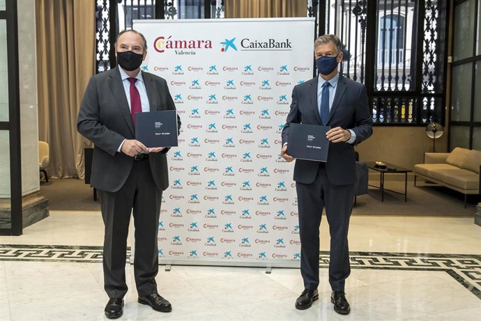 Firma del acuerdo entre Caixabank y Cámara Valencia