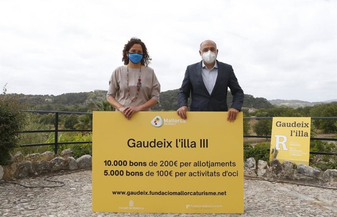 La presidenta del Consell de Mallorca, Catalina Cladera, y el conseller de Turismo y Deportes, Andreu Serra.