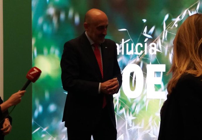 El precandidato a las primarias del PSOE-A Luis Ángel Hierro atiende a los medios al acudir a entregar los avales a la sede del PSOE-A.