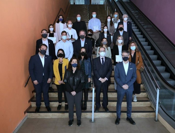 La presidenta del Puerto de Barcelona, Merc Conesa, junto con los Embajadores de Sostenibilidad.