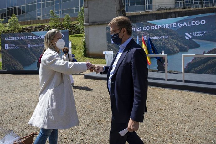 El presidente de la Xunta, Alberto Núñez Feijóo, saluda a la piragüista Teresa Portela durante el acto de presentación del programa de patrocinio del Xacobeo a los clubes deportivos gallegos de primer nivel