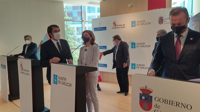 El consejero de Medio Rural y Cohesión Territorial del Principado, Alejandro Jesús Calvo Rodríguez, el consejero de Fomento y Medio Ambiente de la Junta, Juan Carlos Suárez-Quiñones, la consellera de Medio Ambiente, Territorio y Vivienda de la Xunta, Án