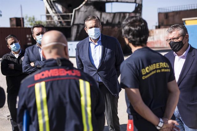 El consejero de Justicia, Interior y Víctimas en funciones de la Comunidad de Madrid, Enrique López durante la visita a una de las actividades formativas en el curso de nuevo ingreso de 100 aspirantes al Cuerpo de Bomberos