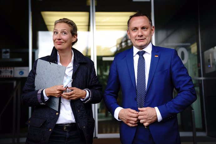 25 May 2021, Berlin: Alice Weidel (L), leader of the Alternative for Germany (AfD) parliamentary group in the Bundestag, and Tino Chrupalla, AfD party leader, introduce themselves as the AfD's top duo for the Bundestag election at a press conference. An