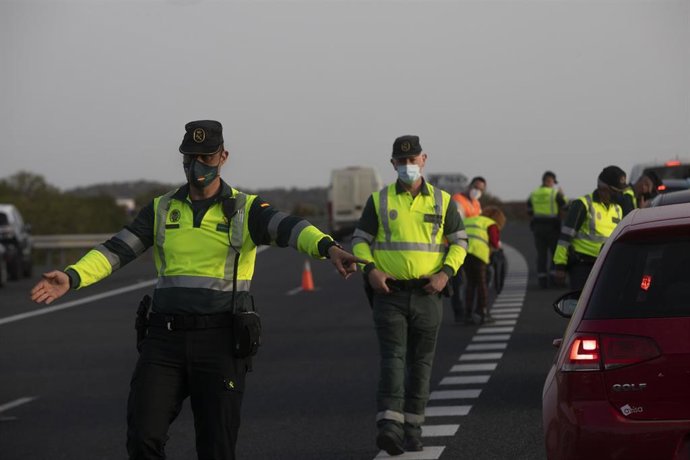 Archivo - Agentes de la Guardia Civil durante un control de movilidad en la Autovía de la A-66 dirección Sevilla el pasado 26 de marzo